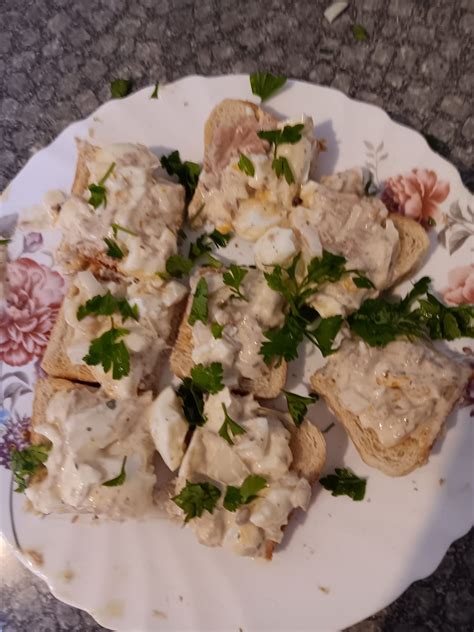 Lavašas su tunu ir kiaušiniais