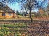 Senovinė sodyba su gėlių darželiu