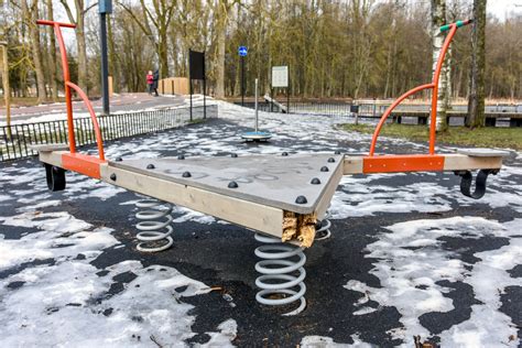 Vaikai žaidimų aikštelėje Vingio parke