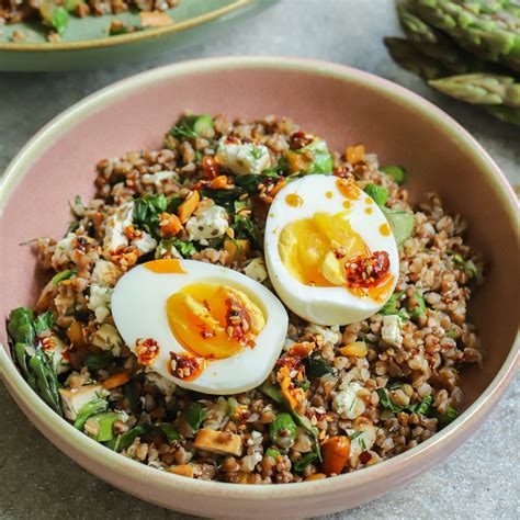 Kepti grikiai su kiaušiniais patiekiami keptuvėje