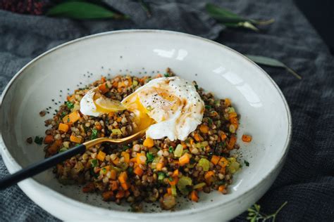 Kiaušinis be lukšto ant grikių ir daržovių