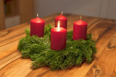 Advento vainikas su keturiomis žvakėmis