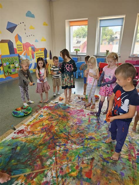 Vaikai, užsiimantys įvairiomis stovyklos veiklomis