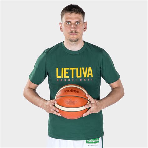 Lietuvos krepšinio rinktinės atributika ant marškinėlių