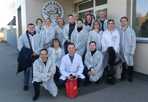 Darbuotojai linksminasi komandos formavimo renginyje