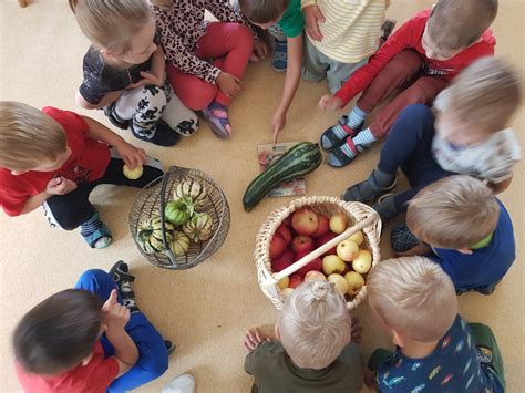 Vaikai darželyje ragauja vaisius ir daržoves