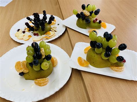 Vaikai gamina vaisių vėrinukus