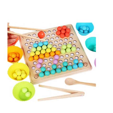 Vaikas žaidžia su medine Montessori dėlionė