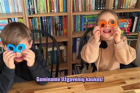 Vaikai su Užgavėnių kaukėmis