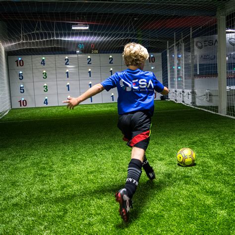 Futbolo treniruotė vaikams aikštelėje