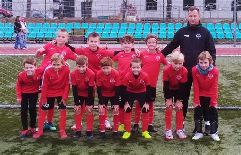 Vaikų futbolo komanda švenčia įvartį