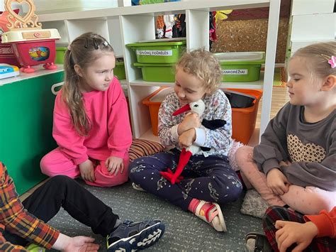 Vaikai diskutuojantys anglų kalba