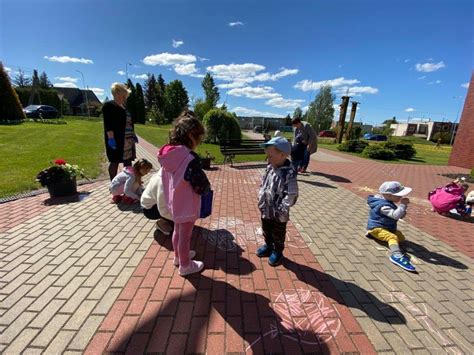 Vaikai mėgaujasi naminiais ledais
