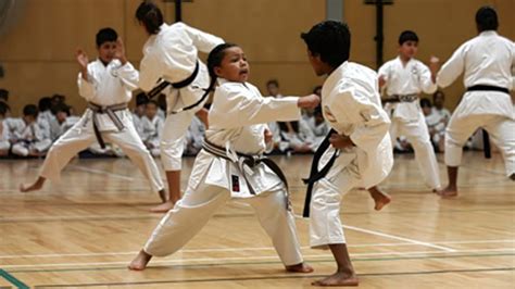 vaikai mokosi karate technikų