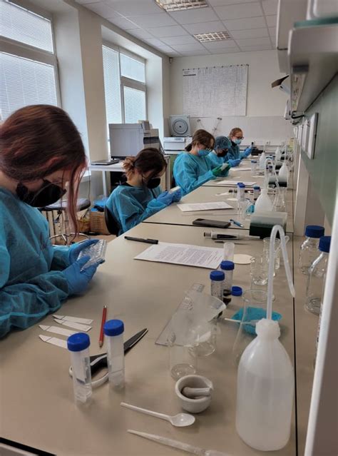 Nuotrauka vaikų, atliekančių eksperimentus laboratorijoje