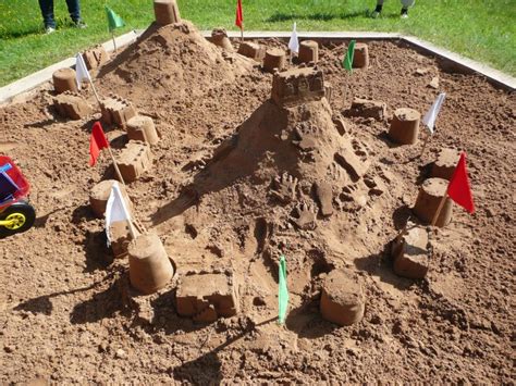 Vaikai stato pilis smėlio dėžėje