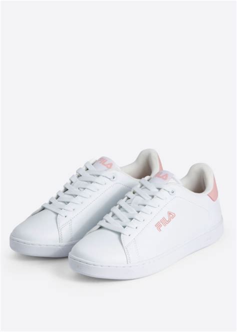 Fila logotipas su vaikų avalynės kolekcija fone