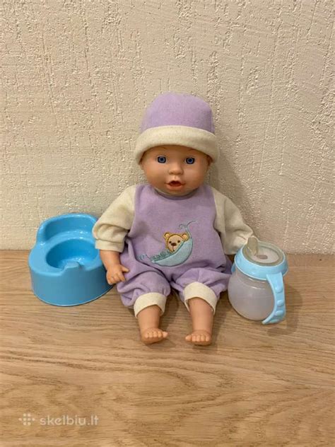 Kūdikis su šiltais kailiniais tapukais