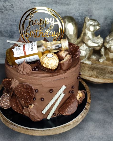 Vaikiškas šokoladinis tortas su dekoracijomis