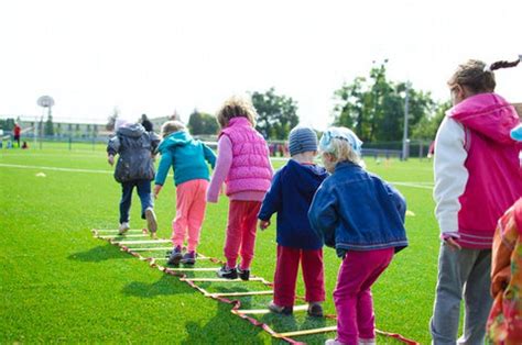 Vaikai, sportuojantys lauke