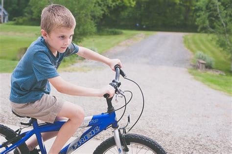vaikas ant prikabinamo dviračio
