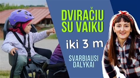 šeima su vaiku ant prikabinamo dviračio gamtoje