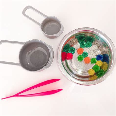 Vaikai, žaidžiantys su vandens karoliukais