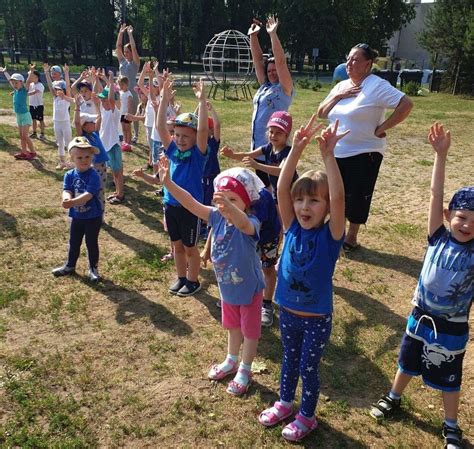 Vaikai, dalyvaujantys sporto varžybose darželyje