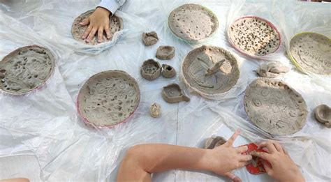 Vaikai užsiėmę keramikos dirbtuvėlėse