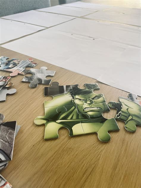 vaikas dėlioja lavinamąją dėlionę