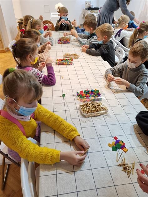 Vaikai, skaičiuojantys Kalėdinius žaisliukus