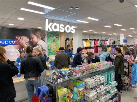 Pepco parduotuvės interjeras su vaikiškais drabužiais