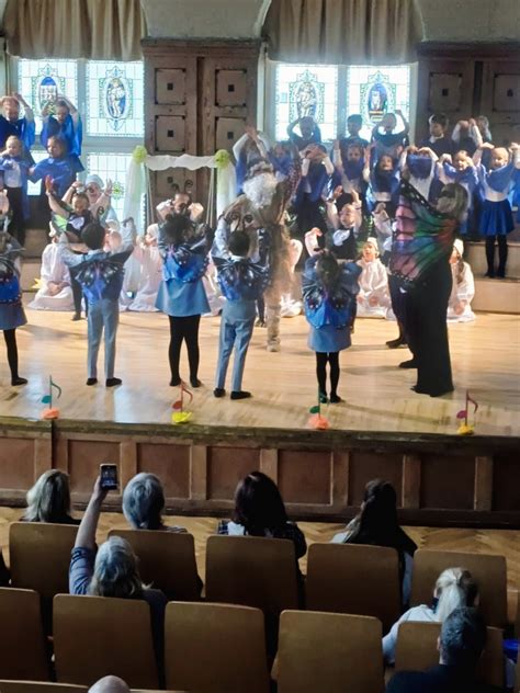 Vaizdas su vaikais, klausiančiais muzikos