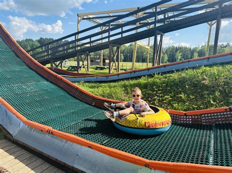 Iliustracija su natomis ir vaikais