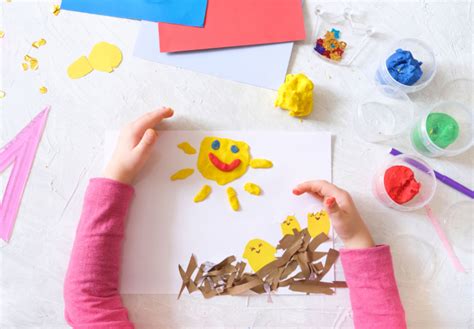 Vaiko rankos daro pratimus su plastilinu