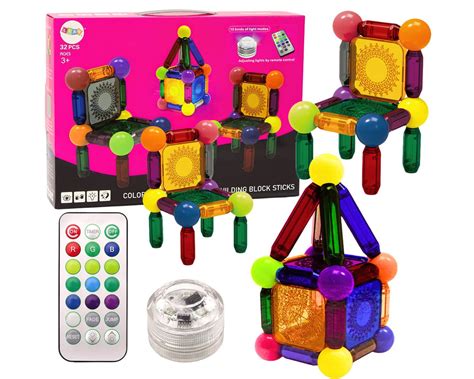 Vaikai eksperimentuoja su spalvomis ir šviesa