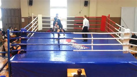 Bokso ringas su dviejų kovotojų siluetais