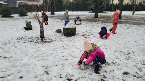 Žiemos pramogos: vaikai žaidžia sniego gniūžtėmis