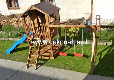 Vaizdas su smėlio dėže vaikų žaidimų aikštelėje