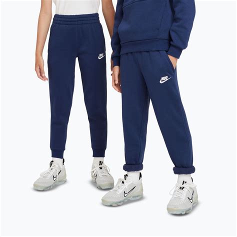 Vaikiškos Nike aprangos palyginimas su kitais prekių ženklais