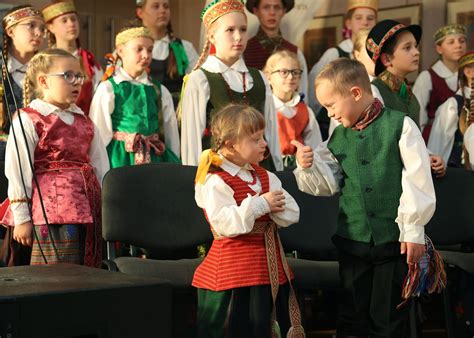 vaikas su karališku kostiumu