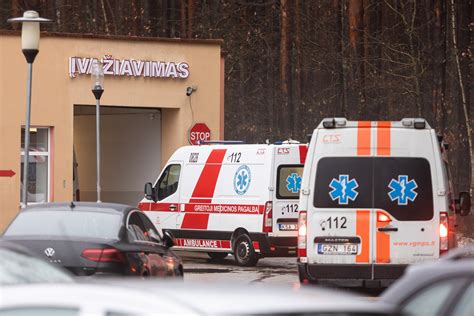 Medikų komanda, atliekanti tyrimus vaikui