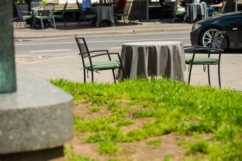 Vaikas su galimybių pasu prie kavinės durų