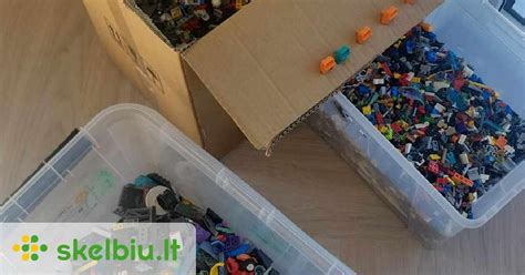 vaikas džiaugiasi surinktu LEGO rinkiniu