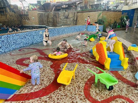 Vaikai džiaugiasi batutais vandens parke