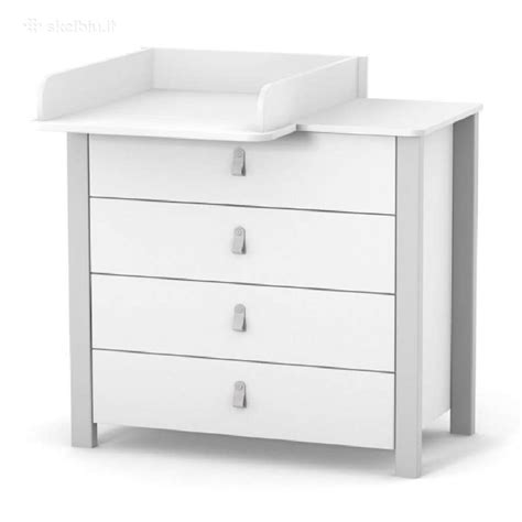 Šeimos rūbinė su vystymo stalu