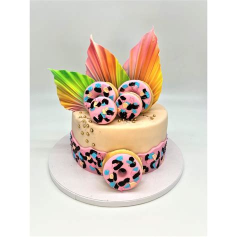 vaikiškas tortas su spalvotais papuošimais