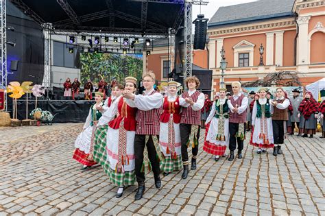 Personažas švenčia su vaikais