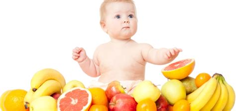 Vaikas, valgantis vaisius ir daržoves