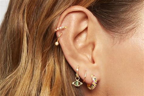 Schema vaizduojanti skirtingas ausies vietas auskarų vėrimui